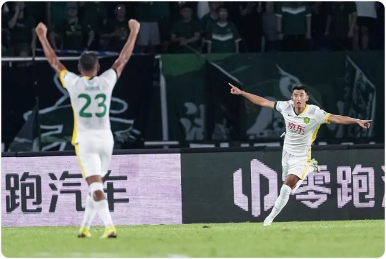 4轮首胜！中超-王钰栋传射 国安连扳3球4-3逆转十人浙江 